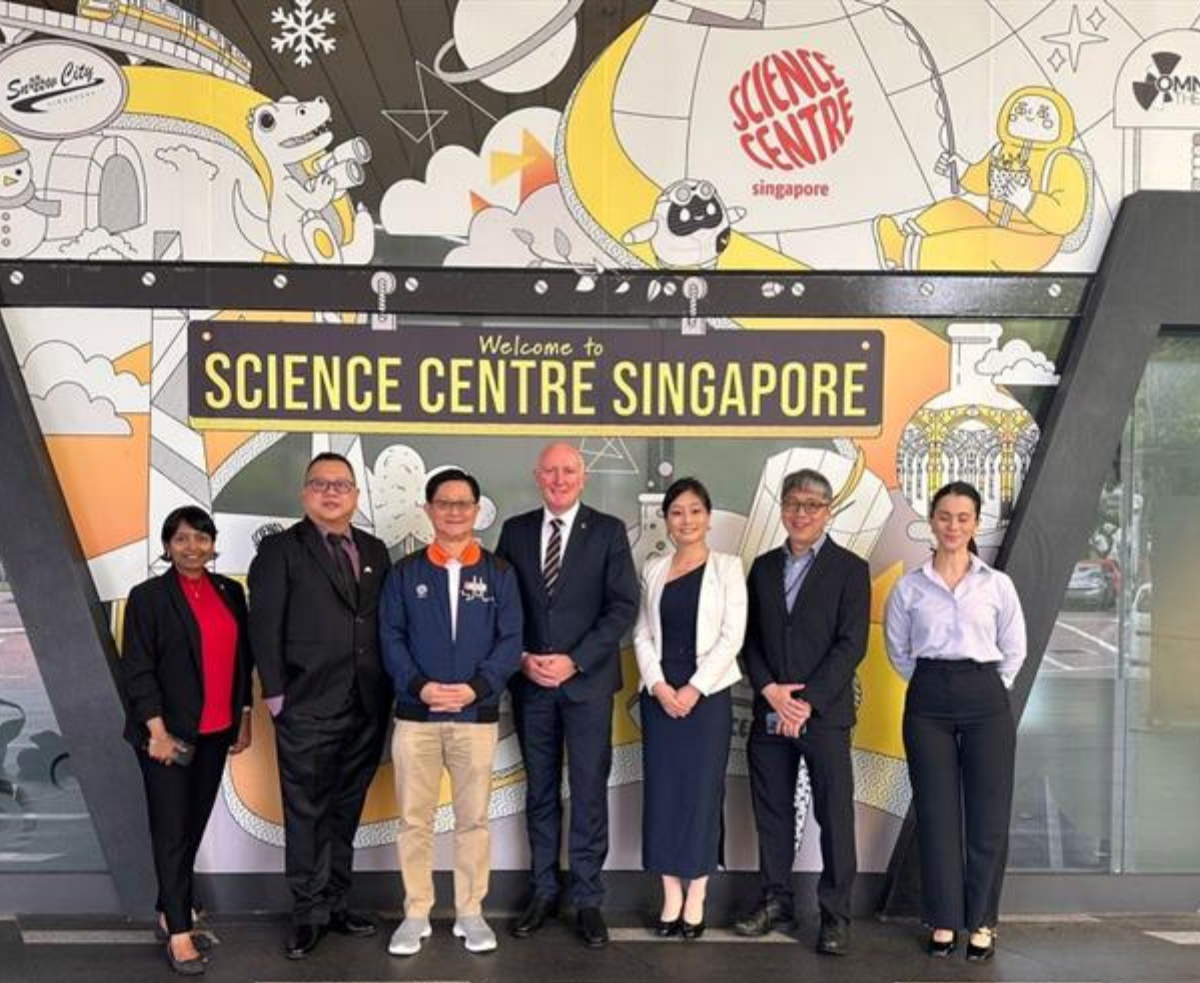 Minister Dawson at Science Centre Singapore